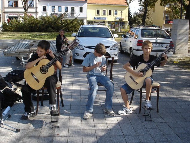 Este dusok leta 2011-gitaristi